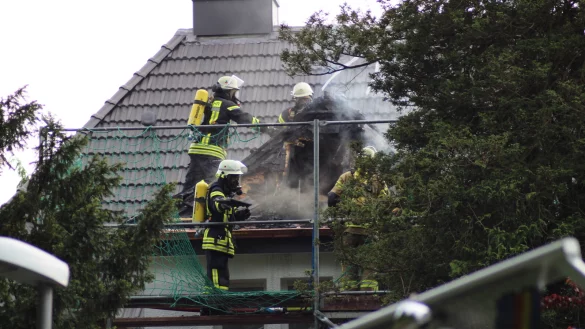 Die Freiwillige Feuerwehr Bad Salzuflen musste am Nachmittag einen Dachstuhlbrand l&ouml;schen.&nbsp; - &copy; Feuerwehr Bad Salzuflen