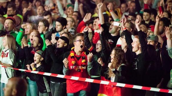 Public Viewing in der City? Einige Gastronomen verzichten ganz auf die Übertragung, andere zeigen die Spiele nur widerwillig.   Ob Bielefelds Kneipen zur Fußball-WM wieder mit Fans gefüllt sein werden, bleibt abzuwarten. Einige Gastronomen verzichten ganz auf die Übertragung, andere zeigen die Spiele nur widerwillig. - © Archivfoto: Torben Gocke