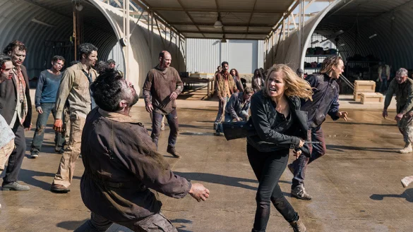 Madison Clark (Kim Dickens) muss sich durch eine Horde Untoter k&auml;mpfen. Dahinter h&auml;lt ihr Sohn Nick (Frank Dillane) den R&uuml;cken frei. - &copy; Michael Desmond/AMC