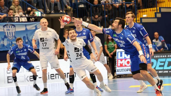 Der Kieler Miha Zarabec im Zweikampf mit Gideon Guardiola. - &copy; Paul Cohen