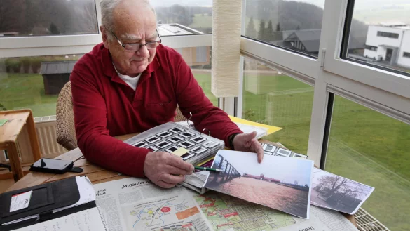 Die Erinnerung macht betroffen: Adolf Nagel betrachtet Fotos und Plan des Vernichtungslagers. - © Bernhard Preuß