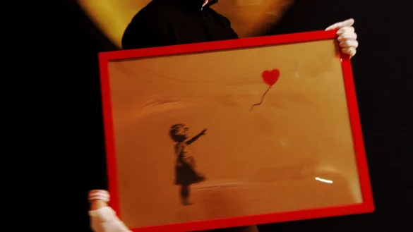 Kaum war das Bild "Girl with Balloon" versteigert worden, schaltete sich ein im Rahmen versteckter Schredder ein. - &copy; Reuters