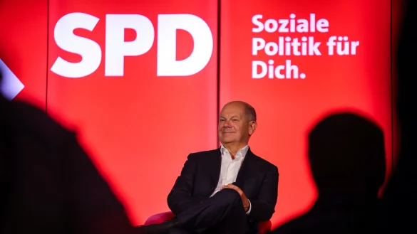 Bundeskanzler Olaf Scholz (SPD) kommt im Januar, um bei einer Dialogveranstaltung im Lokschuppen mit Bürgerinnen und Bürgern aus Bielefeld ins Gespräch zu kommen. - © picture alliance/dpa