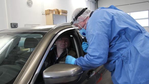 Einmal Nasenabstrich, bitte: Andreas Skalecki testet Gunther Adam aus Barntrup. - &copy; Silk Buhrmester