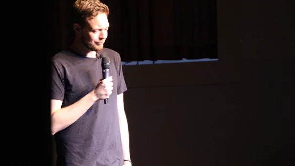 Comedian Bastian Bielendorfer begeistert am Freitagabend das Publikum in einer ausverkauften Detmolder Stadthalle. Auch wenn man das auf dem Foto nicht erkennen kann. - © Janet König