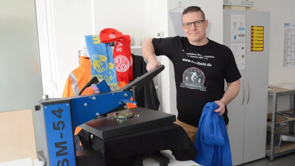 Marktl&uuml;cke: Oliver Grusenick bietet Fanartikel f&uuml;r regionale Vereine in kleinen Auflagen an. So k&ouml;nnen Vereine nach Zusendung des Logos kostenlos einen Fanshop einrichten lassen, damit Mitglieder Jacken, T-Shirts und Schals samt Logo bestellen k&ouml;nnen. - &copy; Tanja Watermann