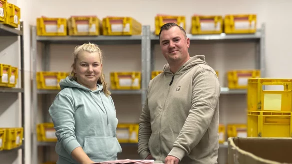 Der Ort ist so geheim, dass die LZ nicht mal selbst ein Foto machen konnte. Ines Budde und Rafael Rathmann aus dem Team Wahlen der Stadt Detmold stehen dort, wio die eingegangenen Wahlbriefe bis zur Bundestagswahl am 23. Februar sicher aufbewahrt werden. - © Stadt Detmold