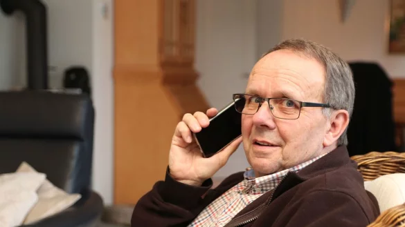 Mit Fragen, W&uuml;nschen und Hinweisen wenden sich viele Leopoldsh&ouml;herinnen und Leopoldsh&ouml;her an Wolfgang Glauer. Deshalb klingelt bei ihm recht h&auml;ufig das Telefon. Foto: Knut Dinter - &copy; Knut Dinter