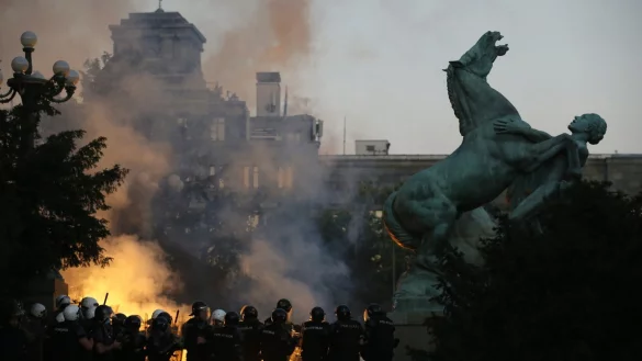 Rauch &uuml;ber Belgrad - &copy; Foto: Darko Vojinovic/AP/dpa