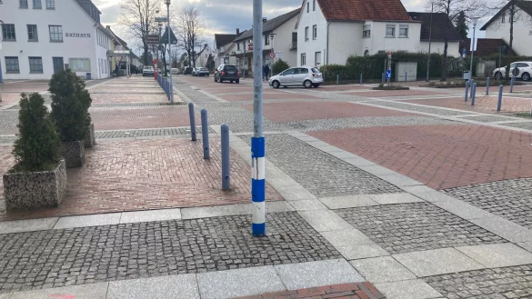 F&uuml;r Fu&szlig;g&auml;nger und Radfahrer soll der Stra&szlig;enbereich vor dem Rathaus in Augustdorf sicherer werden. - &copy; Cordula Gr&ouml;ne