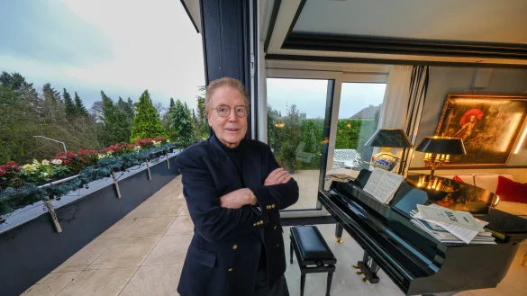 Sch&auml;tzt sch&ouml;nes Wohnen und den Blick auf viel Gr&uuml;n: Interieurdesigner Hansj&uuml;rgen Laade zwischen Wohnraum und Balkon seines Penthouses an der Brackweder Stra&szlig;e. - &copy; Andreas Zobe