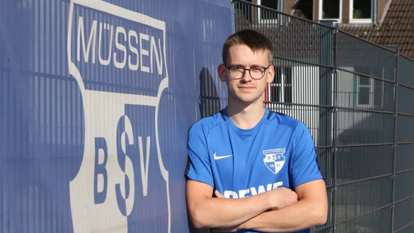 Locker, l&auml;ssig und gut gelaunt lehnt sich Benjamin Gentz an den Zaun des M&uuml;ssener Sportplatzes. - &copy; Oliver K&ouml;nig