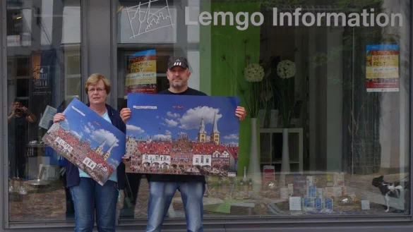 Brigitte Schröder-James von Lemgo Marketing und Fotograf Merten Kunisch alias "Bildakrobat" zeigen die Poster in zwei Größen. - © Kerstin van den Boom