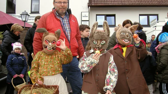 Ein Bild aus dem vergangenen Jahr: Kulturvereinsvorsitzender Axel B&uuml;nger mit der Hasenfamilie von Westorf. - &copy; Wulf Daneyko