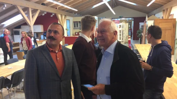 Hier herrscht noch ungeteilte Freude: Harald Deutsch (links) schaut sich auf der Wahlparty der Lemgoer CDU am Sonntagabend in Lieme Hochrechnungen an. Rechts neben ihm Bundestagsabgeordneter und Ex-Kreisvorsitzender Cajus Caesar. - &copy; Thomas Reineke