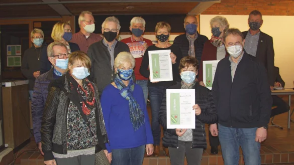 Die drei Siegergruppen aus G&ouml;strup, Silixen und Almena bei der Verleihung der Heimatpreise in der Aula der Sekundarschule. - &copy; Foto: Wulf Daneyko