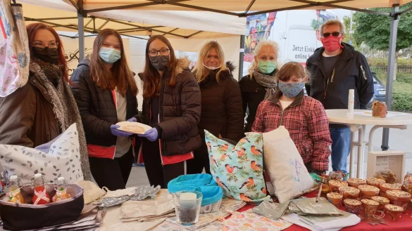 Freuen sich über die Besucher auf dem Herbstmarkt: (von links) Katharina Intrup, Emily Roller und Laura Michaelis von den Angels Cheerleadern Augustdorf, Evelyn Nübel, Initiatorin Manuela Schramm, Schülerin Franziska Raschke vom Wildvögelprojekt und Rewe-Markt Inhaber Gerhard Krumbach. - © Nadine Uphoff