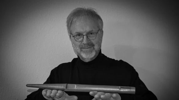 Organist Michael Schmidt mit einer Orgelpfeife. - &copy; Bildrechte: Michael Schmidt