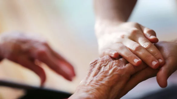 Pfleger sollen anderen Menschen helfen, gesund zu bleiben oder gesund zu werden. Doch weil die Arbeitsbedingungen oft so belastend sind, sind sie h&auml;ufig selbst gef&auml;hrdet, krank zu werden. - &copy; dpa