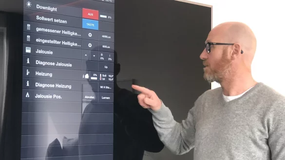Christoph Fanenbruck hat die Smarthome-Schaltfl&auml;che von seinem Handy auf einen gro&szlig;en Bildschirm gespiegelt. - &copy; Thomas Reineke