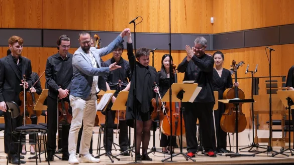 "Vier Jahreszeiten im Klimawandel". Das Ensemble Earquake interpretiert die Neukomposition "Summer Distortion". Mit Komponist Mark Barden, Sologeigerin Sara Saviet und Dirigent Florian Ludwig (von links). - &copy; Thomas Kr&uuml;gler