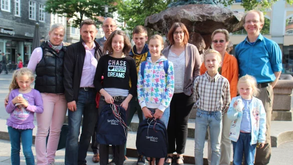 Der Nachwuchs stellt sich vor: Die jungen Preistr&auml;ger von &bdquo;Jugend Musiziert" besuchen den B&uuml;rgermeister. - &copy; Stadt Detmold