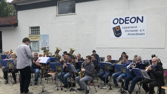 Peter Werpup leitet das Lipperland-Orchester, das auf dieser Aufnahme aus dem vergangenen Jahr vor dem Vereinsheim Odeon in Alverdissen spielt. 1988 hatte der Verein das Haus erworben. Die Nebenkosten f&uuml;r das Heim, aber vor allem auch die Ausbildung der Jugendlichen bedeuten laufende Ausgaben. - &copy; Lisa Hilker