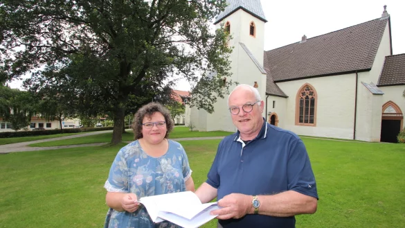 Hans-Peter Wegner und Alexandra Nope vom Bauausschuss der evangelisch-reformierten Kirchengemeinde Hohenhausen auf dem Platz vor der Kirche. Dort soll ein "Treffpunkt der Generationen" entstehen. - &copy; Jens Rademacher
