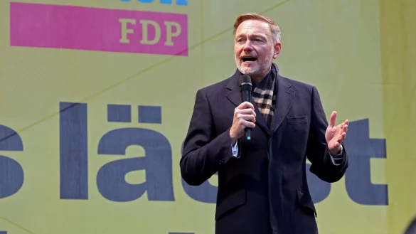 Nach aktuellem Stand wird der FDP-Bundesvorsitzende Christian Lindner trotz Tortenwurfs in Paderborn sprechen. - © Bernd Wüstneck/dpa