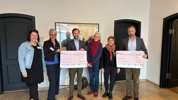 Bei der Spendenübergabe dabei sind (von links) Maren Meier, Regina Stelter (beide Hospiz-Verein Bad Pyrmont), Hubertus Hasse (Geschäftsführender Gesellschafter SynFlex Elektro), Bärbel Grupe (ehrenamtliche Kinderhospizmitarbeiterin), Frauke Grove (ehrenamtliche Kindertrauermitarbeiterin und SHWire Mitarbeiterin) sowie Constantin Hasse (Geschäftsführender Gesellschafter SHWire). - © Synflex