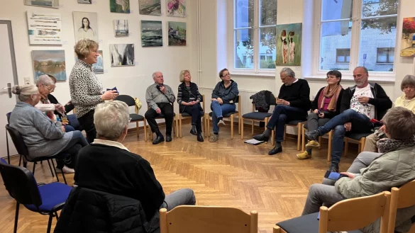 VHS-Kursleiterin, K&uuml;nstlerin und Fachwerk-Vorstandsmitglied Regina Monczynski findet wertsch&auml;tzende Worte f&uuml;r jedes Kunstwerk der Werkschau. - &copy; Fachwerk