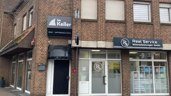 Diese unscheinbare Tür in einem Wohn- und Geschäftshaus an der Achtermannstraße im Kreis Gütersloh führt zu der Kellerbar. - © Markus Voss