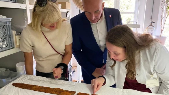 Restauratorin Susanne Bretzel-Scheel (rechts) zeigt LWL- Kulturdezernentin Dr. Barbara R&uuml;schoff-Parzinger, LWL-Direktor Dr. Georg Lunemann und Dr. Martin Zelle, Leiter des Lippischen Landesmuseums ein fr&uuml;hmittelalterliches Langschwert, die Spatha. - &copy; LWL/ Steimer