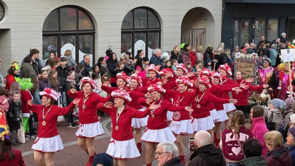 Die Tanzgarde der TG Lage verbreitete beste Stimmung beim Rosenmontagszug. - © Jan Schillmann