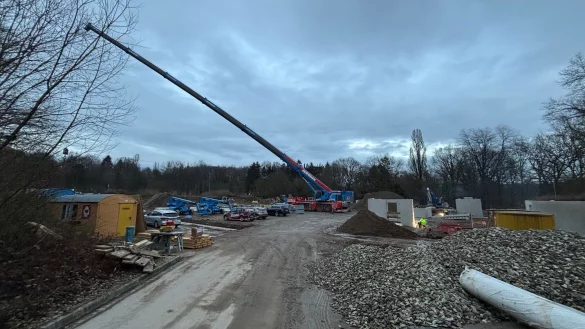 Ein XXL-Kran hievt auf der Baustelle des neuen Parkhauses gro&szlig;e Teile in Position. - &copy; Thomas Reineke