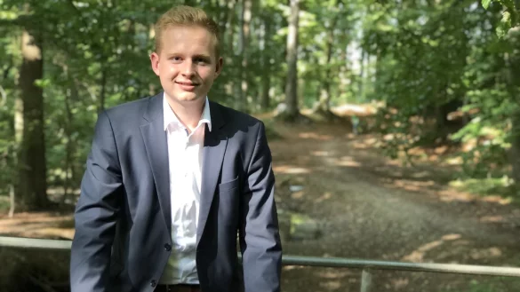 Janik Wiemann ist neuer Vizechef der Jungen CDA auf Bundesebene. Hier steht der Nachwuchspolitiker auf der sogenannten Rentnerbr&uuml;cke zwischen H&ouml;rstmar und Trophagen. Ein Sinnbild f&uuml;r den Generationenkonflikt, den die Gesellschaft l&ouml;sen muss, meint Wiemann. - &copy; Till Brand