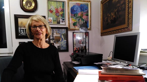 Autorin Sara Simon in ihrem Arbeitszimmer. Rundherum hat sie viele Bilder augeh&auml;ngt. Schreiben, sagt sie, helfe ihr, den Schmerz und ihre Erfahrungen zu ertragen. - &copy; Judith Gladow