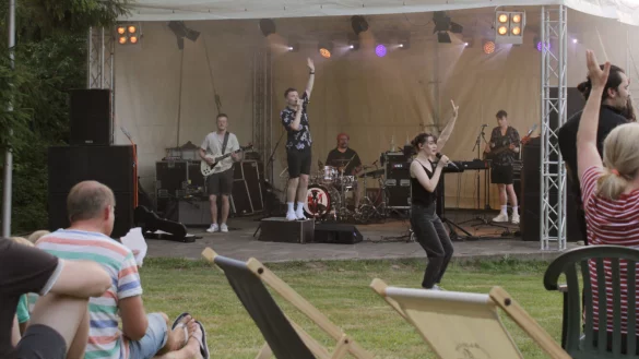 Ausgelassen feierten die G&auml;ste den Sommer. - &copy; Joline Heller