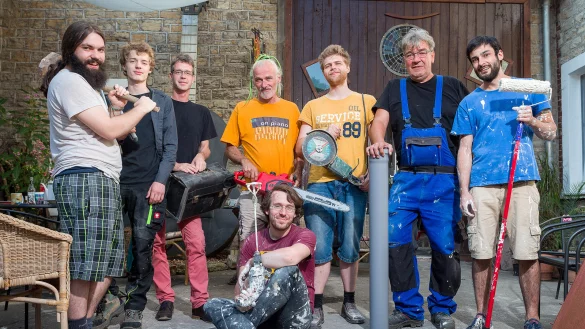 Gemeinsam zu Werke: Wenn es im „Red Horn District" etwas zu tun gibt, kann sich Jörg Thienelt (Mitte, orangefarbenes T-Shirt) auf die Musiker seines Freundeskreises verlassen. Wer Zeit hat, packt mit an.  - © Torben Gocke