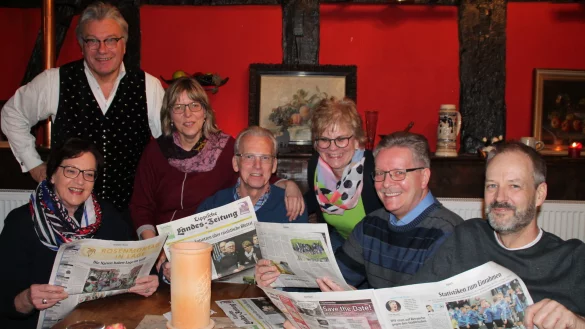 Bestens aufgelegt sind in der Gutshof-Brennerei Begatal Gastgeber Friedhelm Begemann (Zweiter von links) und das Team &bdquo;Die sechs Richtigen" um Marita Pl&ouml;ger, Gundula Busse, Horst Busse, Heike Kremming, Rolf Pl&ouml;ger und Matthias Kremming (von links) bei der 3. Runde des Kneipenquiz von &bdquo;LandWirten" und LZ. - &copy; Judith Stracke