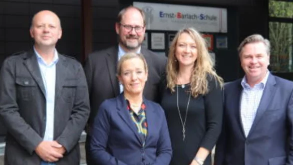 Begr&uuml;&szlig;ung: (von links) Konrektor Jens Lohrenz, Jurina Kroker, Fritz-Otto Husemann (Bezirksregierung), Simone Ma&szlig;mann (stellvertretende Schulleiterin) und B&uuml;rgermeister Tim K&auml;hler.&nbsp; - &copy; NW
