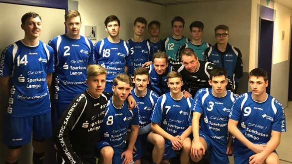 Starke Truppe: (hintere Reihe, von links) Hark Hansen, Jannis Loius, Julius Rose, Fynn Hangstein, Tjorven Werner, Fabian Stroth, Timon Mühlenstaedt, Frederick Galling, (Mitte) Trainer Claus Sauerländer, Uwe Schmeckthal sowie (vordere Reihe) Malte Heininger, Michel Reitemann, Kevin Janzen, Fynn Heinemann, Julius Bringewatt und Franz Holznagel. - © Privat