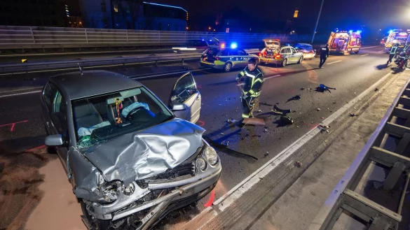 Der VW Polo stand nach dem Aufprall schwer beschädigt quer auf der Fahrbahn.  - © Christian Mathiesen
