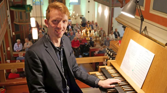 Ausklang des 17. Lippischen Orgelsommers in Bergkirchen. Leon Frederic Kleemeier brilliert an der Orgel. - © Thomas Krügler