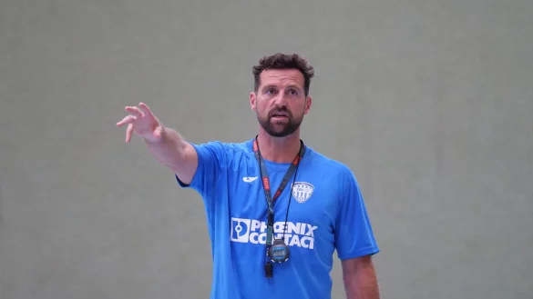 TBV-Trainer Florian Kehrmann will weiterhin seinem Spielstil treu bleiben und &bdquo;die B&auml;lle laufen lassen&ldquo;. Foto: J&ouml;rg Hagemann - &copy; J&ouml;rg Hagemann