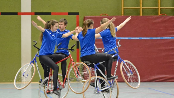Hier trainiert die Sportgemeinschaft 4er Junioren Augustdorf/Tempo Lieme mit Kim Hillmann, Simon Sielemann, Natalie Müther und Ramona Petz. Hochkonzentriert arbeiten die Kunstradfahrer an der Perfektion der Übungen. - © Tanja Watermann