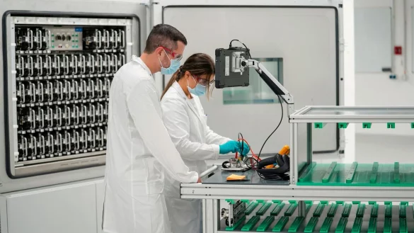 Batterie-Labor - &copy; Foto: Kai-Uwe Knoth/Volkswagen AG