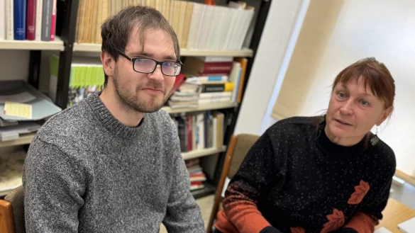 Historiker Jannik Gorewoda im Gespräch mit Margarete Wißmann, Vorsitzende der Ortsgruppe Lage im Lippischen Heimatbund. - © Sandra Castrup