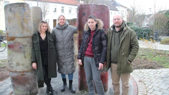 Olesja Breitmeier (von links) und Sonja Wagner von der EUTB-Beratungsstelle helfen Michailo und dessen Vater Pavel Berezovskyi, die aus der Ukraine geflohen sind, weiter. - &copy; Cordula Gr&ouml;ne
