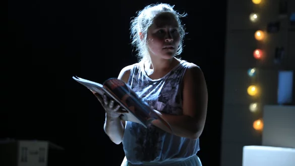 Wenja Imlau spielt im "Kaschlupp!" die Rolle von Anne Frank und der Sch&uuml;lerin Emma. - &copy; Screenshot: Jannik Stodiek